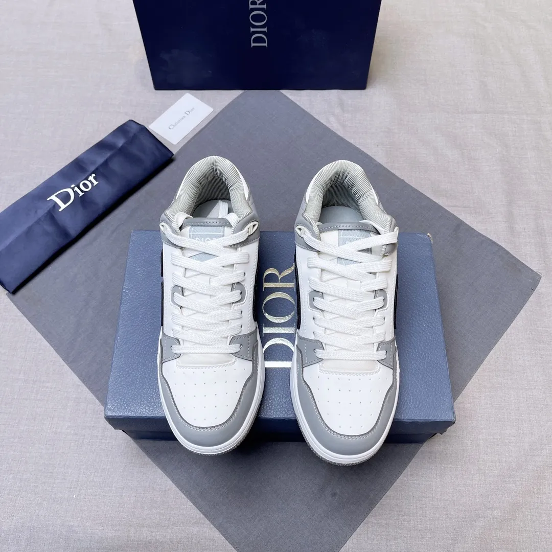 P420 Dior B57 low-top sneakers 2024 spring men's series new product launch [Celebrate][Celebrate][Celebrate], reinterpret the basketball shoe design and become Dior's classic item [strong][strong][strong], carefully crafted in black and cream white smooth cowhide, with beige suede, and the leather CD logo is displayed on the side Zhi, the tongue, sole and back side are decorated with various distinctive details to enhance the style[666][666], while the eyelet details, topstitching and rubber panels highlight the dynamic charm of its athletic style[strong][strong][strong]. It has a two-color rubber sole, which can be matched with various clothing to create a refined look. Size: 38 to 45 No. 067